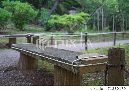 日本庭園の木製ベンチ (三渓園、横浜、神奈川県) 日本庭園の木製ベンチ (三渓園、横浜、神奈川県) 71830179