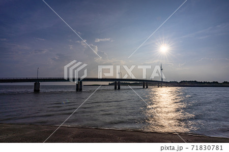 愛知・新舞子マリンパークの夕日とファインブリッジ 愛知・新舞子マリンパークの夕日とファインブリッジ 71830781