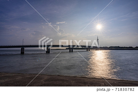愛知・新舞子マリンパークの夕日とファインブリッジ 愛知・新舞子マリンパークの夕日とファインブリッジ 71830782