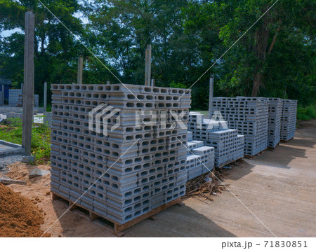 森の中の建設現場に積み上げられたコンクリートブロック (カオラック、パンガー、タイ王国) 森の中の建設現場に積み上げられたコンクリートブロック (カオラック、パンガー、タイ王国) 71830851