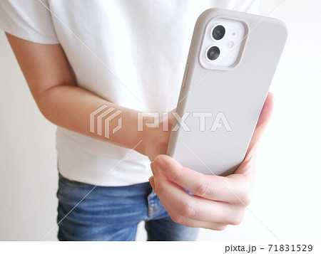 スマホを触る女性 スマホを触る女性 71831529