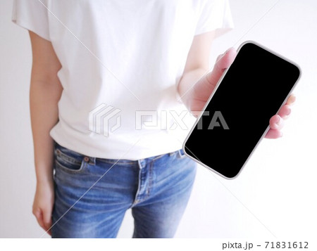 スマホを見せる女性 スマホを見せる女性 71831612
