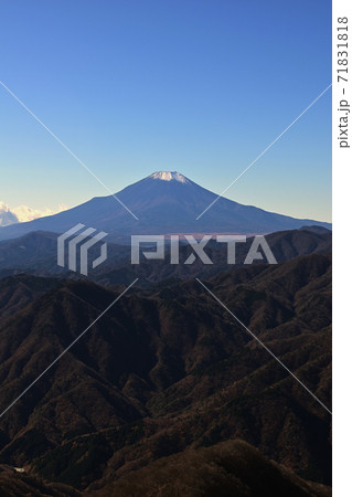 檜洞丸山頂から犬越路の尾根から見る富士山の眺望 檜洞丸山頂から犬越路の尾根から見る富士山の眺望 71831818