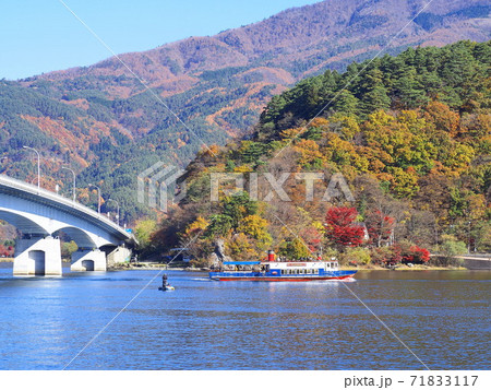 山梨県 河口湖遊覧船と産屋ヶ崎の紅葉 11月 山梨県 河口湖遊覧船と産屋ヶ崎の紅葉 11月 71833117