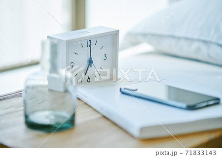 卓上の目覚まし時計とスマホと本 卓上の目覚まし時計とスマホと本 71833143