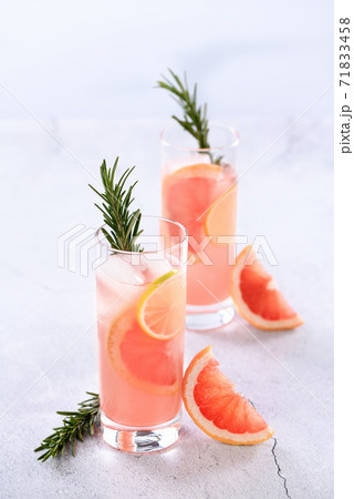 cocktail of fresh pink Paloma 71833458