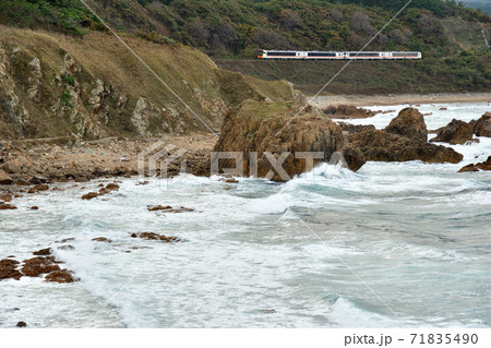 海沿いを走る「リゾートしらかみ」 71835490