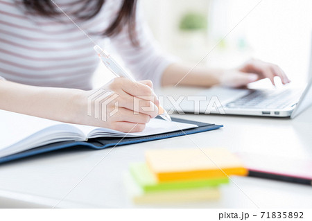 パソコンを操作する女性の手元 パソコンを操作する女性の手元 71835892