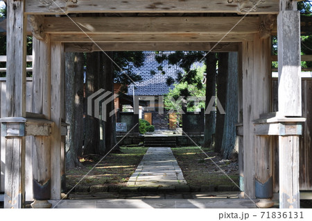 法源寺の山門：北海道松前町 71836131