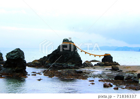 伊勢志摩・二見ヶ浦の引き潮時の夫婦岩 71836337