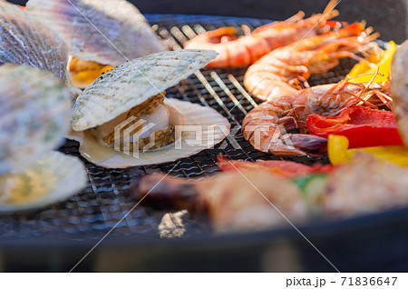 網の上でいろんな食材を焼くバーベキューの風景 網の上でいろんな食材を焼くバーベキューの風景 71836647
