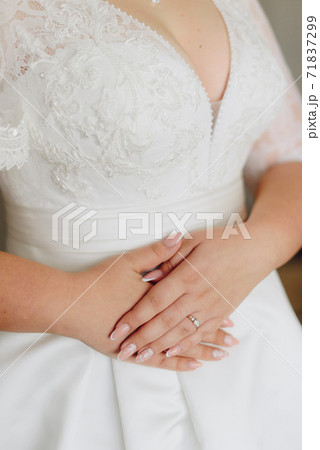 details of the bride in the wedding dress 71837299