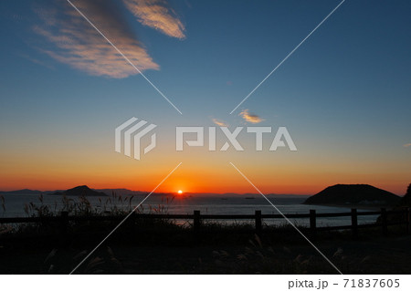 伊良湖防備衛所跡から伊良湖水道に浮かぶ茜雲を望む 伊良湖防備衛所跡から伊良湖水道に浮かぶ茜雲を望む 71837605
