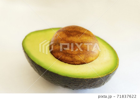 アボカド 半分 食べ物 栄養 葉酸 不飽和脂肪酸 食物繊維 パントテン酸 ビタミンA B E D アボカド 半分 食べ物 栄養 葉酸 不飽和脂肪酸 食物繊維 パントテン酸 ビタミンA B E D 71837622