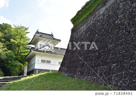 東北の宮城県仙台市にある仙台城の隅櫓と石垣 71838491
