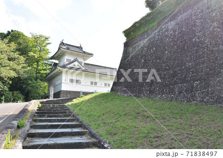 東北の宮城県仙台市にある仙台城の隅櫓と石垣 71838497