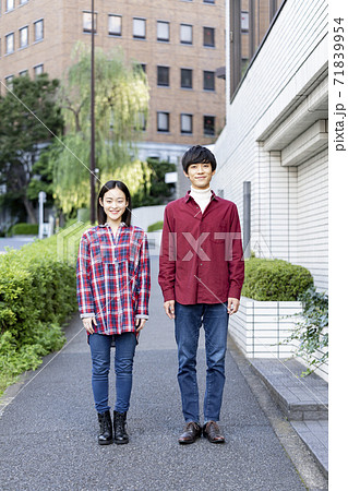 20代の男女　ポートレート 71839954