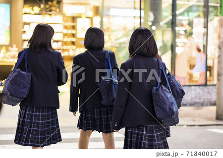 女子校生   街 人物、日本人、女性、学生、高校生、女子高生、10代、1人、屋外 ...