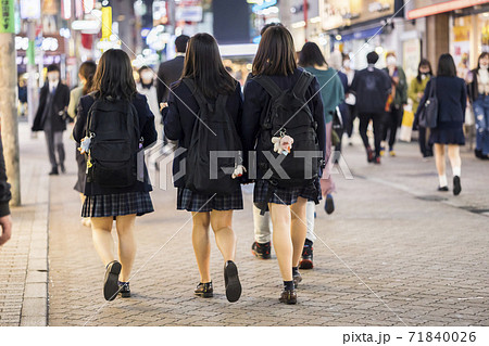 渋谷センター街を歩く制服の女子高生の後ろ姿の写真素材