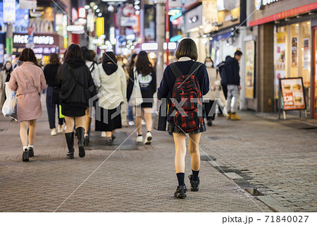 渋谷センター街を歩く制服の女子高生の後ろ姿 渋谷センター街を歩く制服の女子高生の後ろ姿 71840027