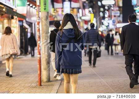 渋谷センター街を歩く制服の女子高生の後ろ姿の写真素材