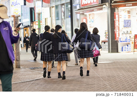 女子校生   街 住宅街を歩く女子中学生】の画像素材(13977577) | 写真素材なら ...