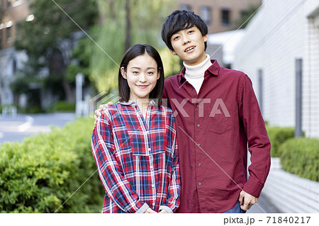 20代の男女　 71840217