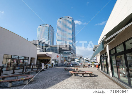 都市風景　海浜幕張　大型ショッピングモールと高層ビル群　千葉県千葉市 71840644