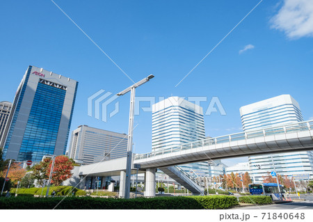 都市風景　海浜幕張駅北口前の高層ビル群　千葉県千葉市 71840648