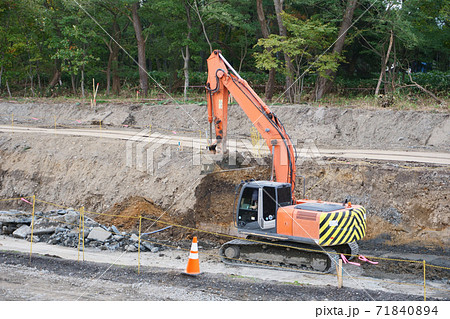 パワーショベルによる水路工事 71840894