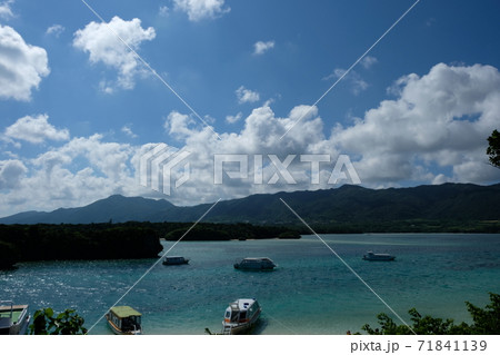 南の島の美しい海の空と浮かぶボート 南の島の美しい海の空と浮かぶボート 71841139