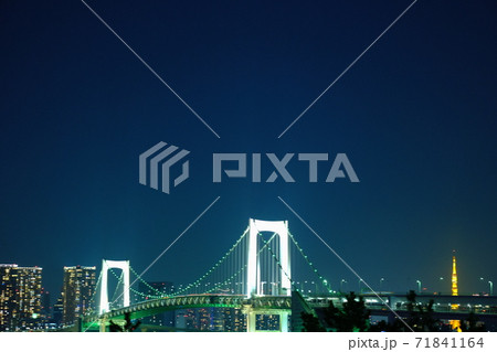 レインボーブリッジと東京タワー 71841164