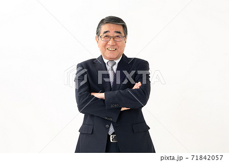 シニア男性 ポートレート 腕組み シニア男性 ポートレート 腕組み 71842057