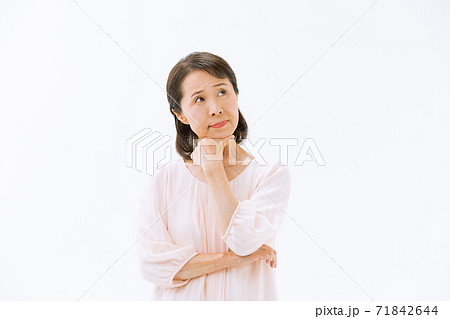 悩むシニア女性 71842644
