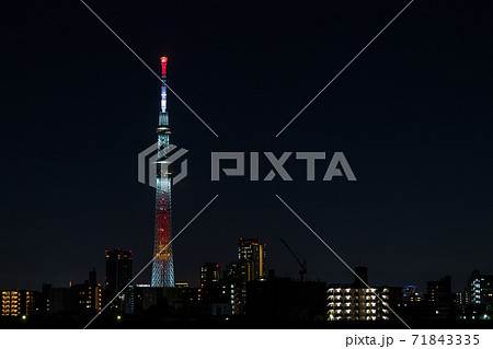 ライトアップした東京スカイツリー 71843335