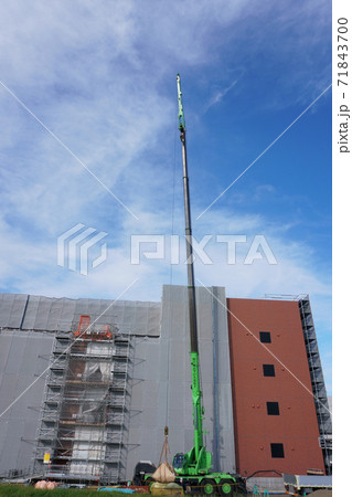 建築現場・クレーン車で資材を吊り上げ 建築現場・クレーン車で資材を吊り上げ 71843700