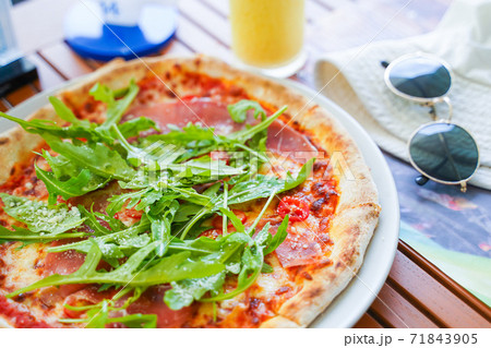 parma ham and rocket salad on margarita pizza parma ham and rocket salad on margarita pizza 71843905