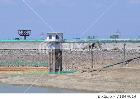 工事のため水を抜いた、ため池(三好池の取水口 愛知県みよし市) 工事のため水を抜いた、ため池(三好池の取水口 愛知県みよし市) 71844614