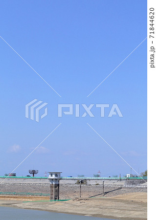 水が抜けた池(三好池の取水口 愛知県みよし市) 水が抜けた池(三好池の取水口 愛知県みよし市) 71844620