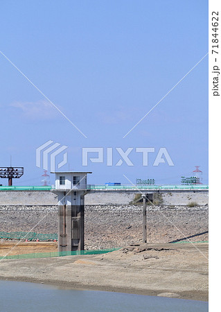 水が抜けた池（三好池の取水口　愛知県みよし市） 71844622