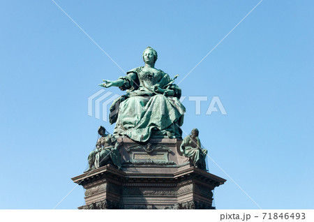 Statue of empress Maria Theresa in Vienna 71846493