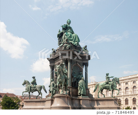 Monument to empress Maria Theresa in Vienna 71846495