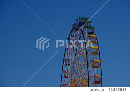 遊園地のカラフルな観覧車 71846613