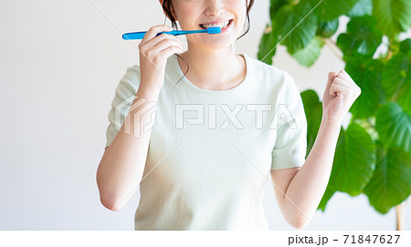 歯ブラシをしながらガッツポーズ 71847627