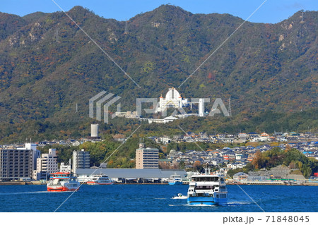 【広島県】晴天下の宮島フェリー 71848045