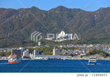 【広島県】晴天下の宮島フェリー 71848047