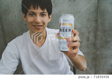 缶ビールを飲む若者 71850456