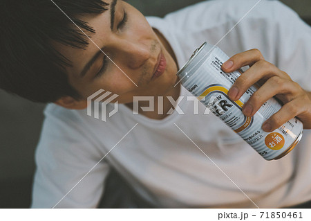 缶ビールを飲む若者 缶ビールを飲む若者 71850461