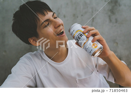 缶ビールを飲む若者の写真素材