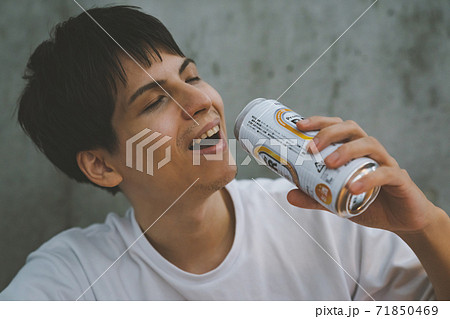 缶ビールを飲む若者 缶ビールを飲む若者 71850469